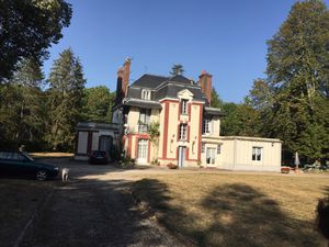 Propriete a 150 km au sud de Paris avec château et relais de chasse
