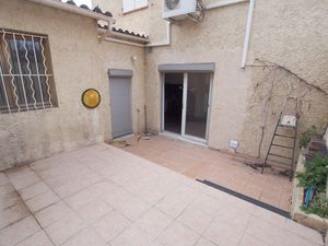 VASTE MAISON DE VILLE AVEC EXTERIEUR