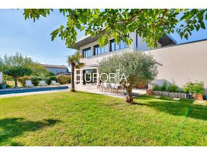 Maison d'architecte avec piscine au coeur de Sathonay Village