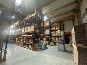 A VENDRE - Bâtiment d'entrepôt avec bureaux de 1 032 m²