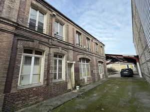 EOL vous propose à l'achat un local d'activité accompagné d'une maison situé dans le centr