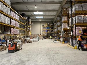 A LOUER : Bâtiment indépendant de 2 600m² à Gennevilliers