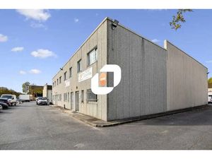 A LOUER  Au pied de l'autoroute A6