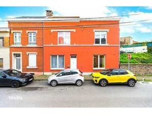 Immeuble de rapport divisé en 2 apparts en ordre urbanist. !