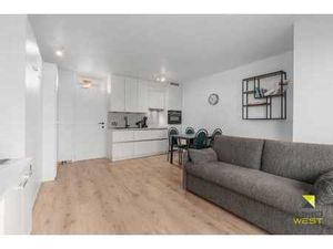 studio rénové avec vue latérale sur la mer