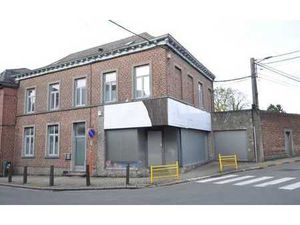 Spacieuse maison 3 façades de 400 m² centre de Dour!