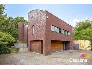 Villa moderne sur un terrain de fond sans vis-à-vis