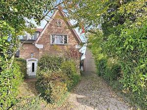 Maison à rénover avec grand potentiel et vaste terrain à Zot