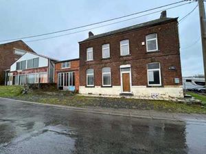 Maison  bureau  studio et entrepôt sur 1090 m2 (LOT 2)