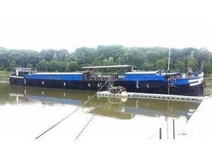 Péniche + emplacement (eau  electricité et internet).