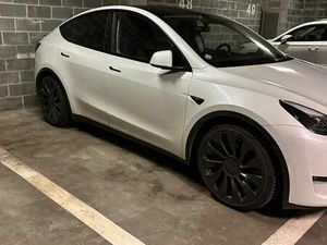 Large emplacement à l'arrière des cliniques de l'Europe