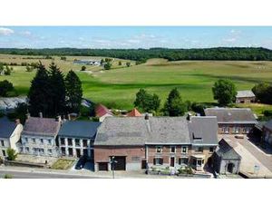 Fermette de caractère avec de vastes dépendances !