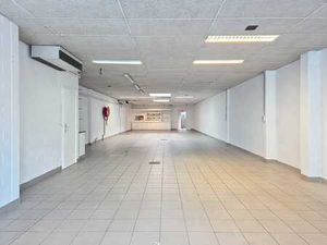 Local commercial facilement accessible (246 m²) à louer à Si