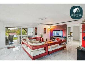 Mme. Stéphanie Houacine