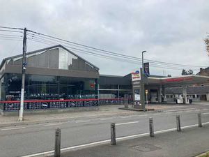 Ensemble immobilier (station et maison)