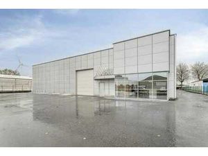 Immeuble commercial à louer à Izegem d'environ 1650 m² avec