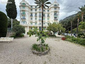 Grand garage fermé avec porte électrique Garavan