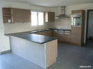 Belle maison avec jardin et magnifique cuisine