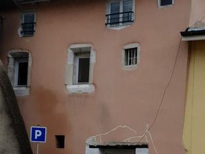 Immeuble R+3 traversant à rénover - LAGNIEU centre