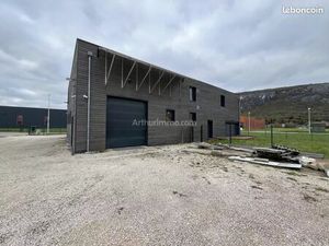 Local 400 m² Virignin