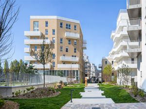 Location locaux professionnels 130 m² à Bondy (93140)  30 000 €