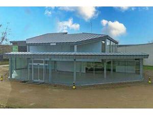 Te huur: Showroom met opslagruimte en kantoren langs de N42