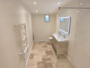 Maison rénovée avec garage et jardin