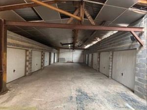 Box stockage beau volume dans hangar ■Éclairage dans partie commune ■Télécommande d'entrée