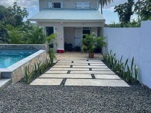 Location: F4 de 142m2 meublé  piscine  jardin Ducos