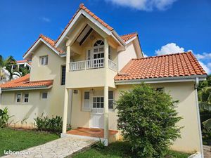 Villa dans quartier résidentiel