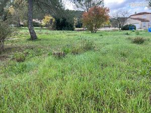 Pierrefeu du Var  terrain de 379 m2  plat et situé dans un quartier calme