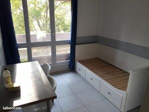 Studio avec balcon aix la parade