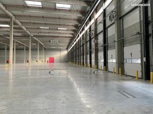 Local industriel 12 816 m²