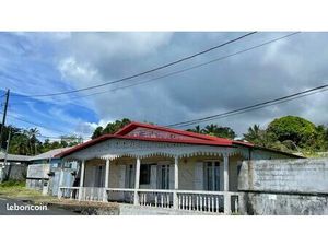 Maison d’environ 200 m² + terrain 1 220 m² à 300 m de Notre-Dame des Laves – Piton Sainte-