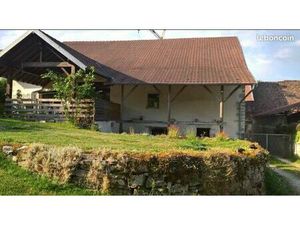 Grande maison avec gîtes et piscine. Idéal investisseur ou grande famille. Charmant villag