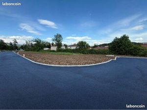 Très beau terrain plat constructible de 632 m2 situé à Charance dans petit lotissement ple