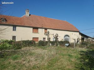 Propriété composée d'un corps de ferme avec hangars et grand terrain attenant constructibl