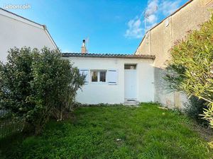 Charmante maisonnette avec jardin privatif – Centre de Moulis en Médoc – DPE C – Faibles c