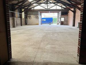 Parking local ou garage entrepôt 303 m²