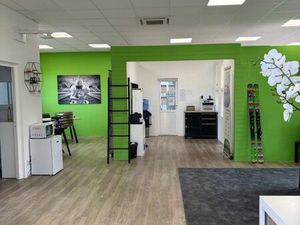 À louer : Bâtiment commercial + espace de stockage – env. 100 m² – Evres