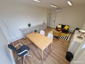 Bureau de 19 m² partagé décoré et équipé dans local de 72 m²  rue d'Auch à Colomiers quart