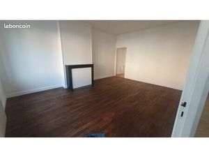 Maison F5  126m²  3 niveaux  mitoyenne 1 coté + jardin dans village tous services