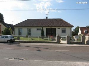 Maison individuelle donnant sur route principale