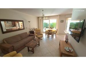 3 pièces lumineux  piscine  jardin  parking SS securisé  calme absolu