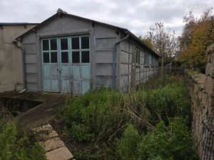 Broons centre garage et depot avec cour et jardin