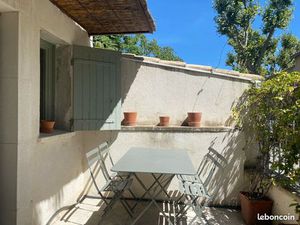 Loue petite maison de village meublée Maillane