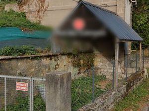 Bâtiment transformable en habitation proche château