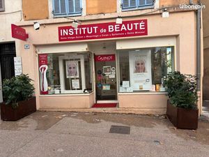 Urgent : Institut de beauté 70 m² – Fréjus Centre historique – Clientèle fidèle