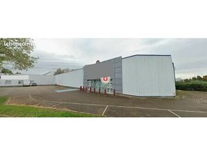 Local commercial 1100 m² Saint-Clément