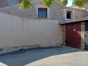 Maison en pierres rénovée avec garage et jardinet